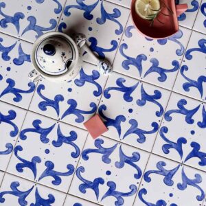 Wzór przypominający ruch skrzydeł namalowany na płytce azulejos