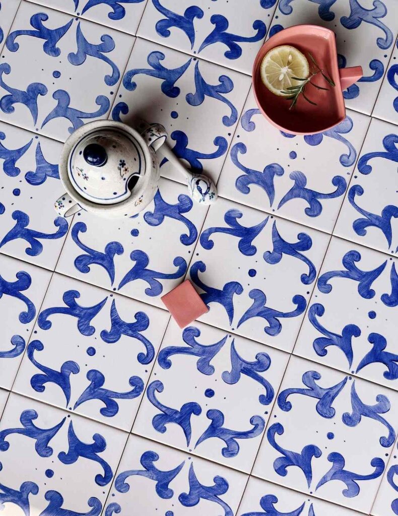 Wzór przypominający ruch skrzydeł namalowany na płytce azulejos