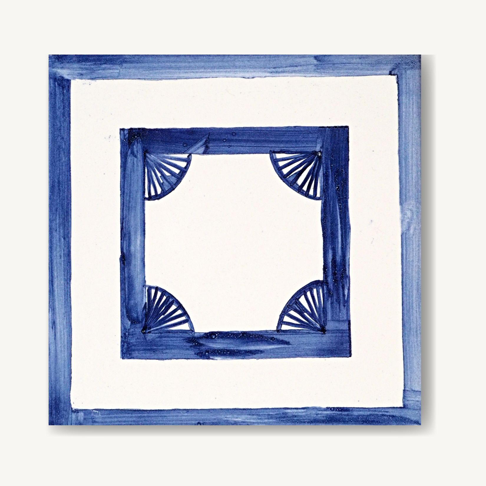 Geometryczne mini wachlarze namalowane na kafelku ceramicznym