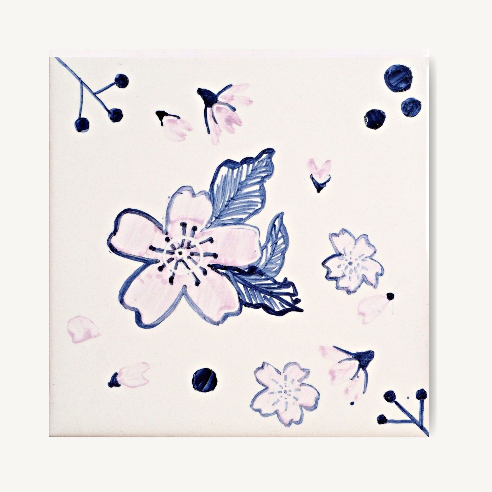 Bladoróżowe kwiaty wiśni namalowane na kafelku ceramicznym