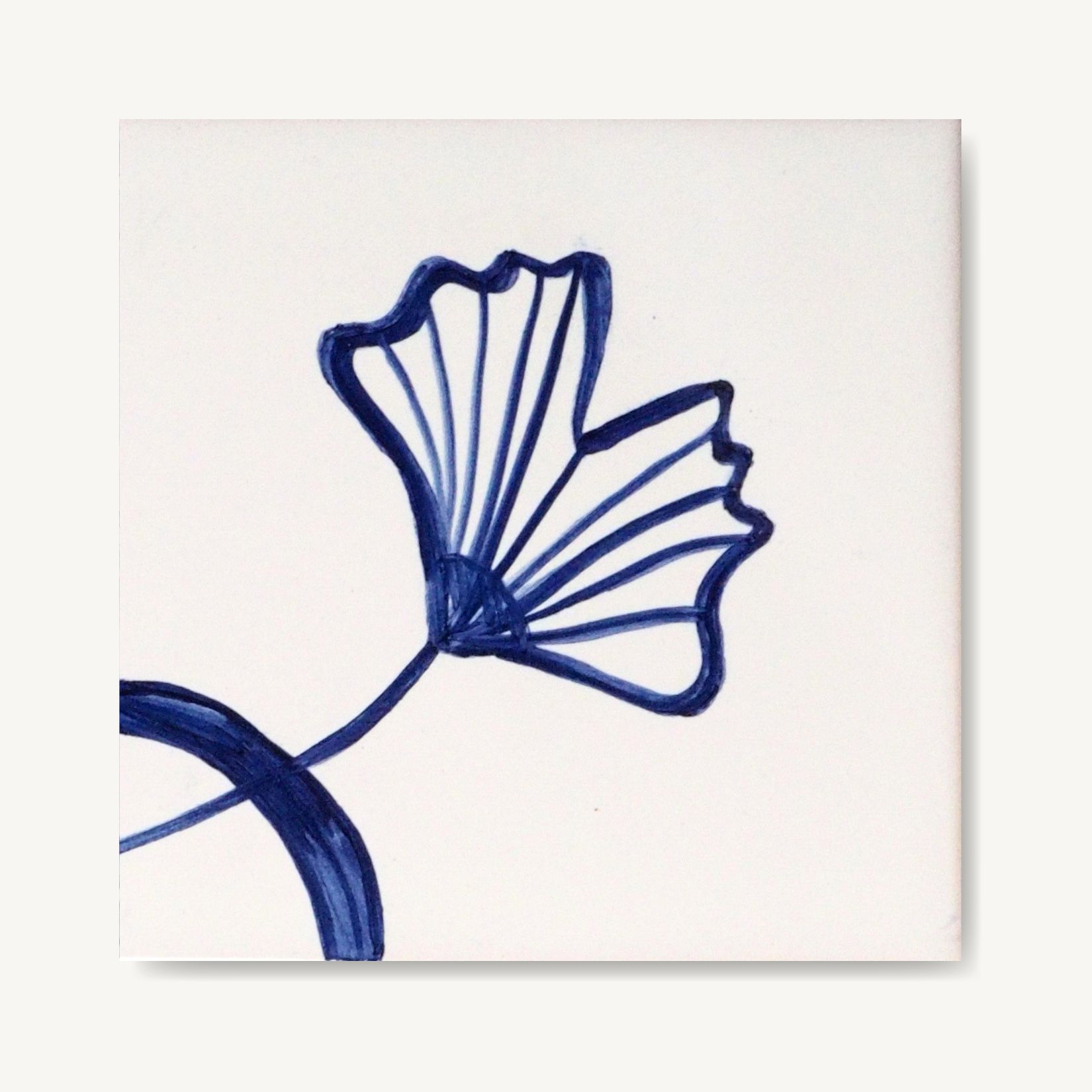 Niebieski wzór z liściem miłorzębu ręcznie namalowany na płyce ceramicznej