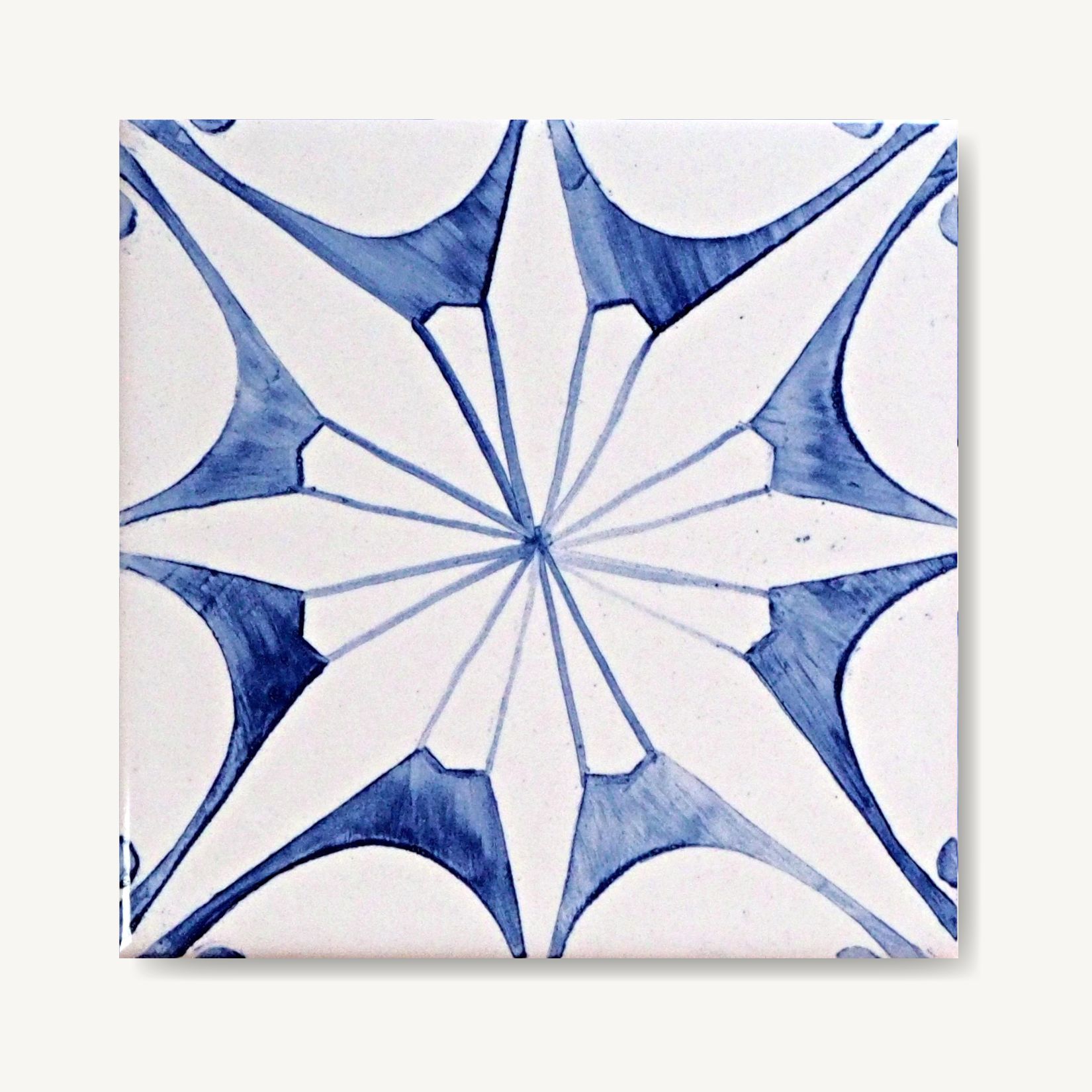 ręcznie namalowany kafelek ze stylizowaną gwiazdą