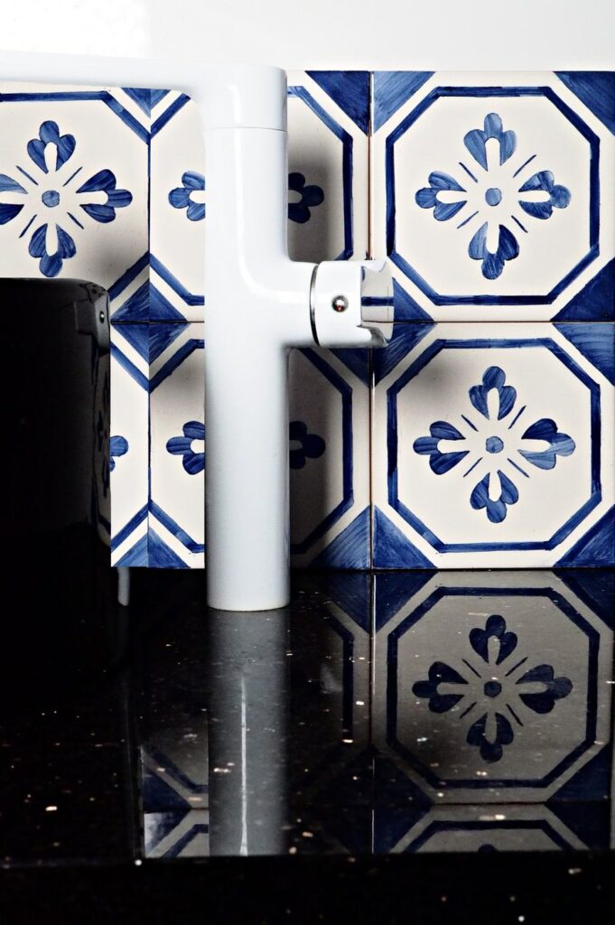 Łazienka czarno-biała z biało-niebieskimi płytkami ręcznie malowanymi