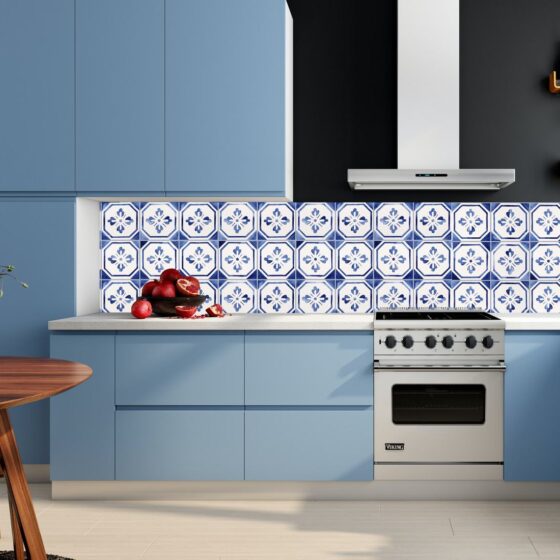 niebieska kuchnia i niebieskie kafle ręcznie malowane - fartuch kuchenny na ścianę gotowy!