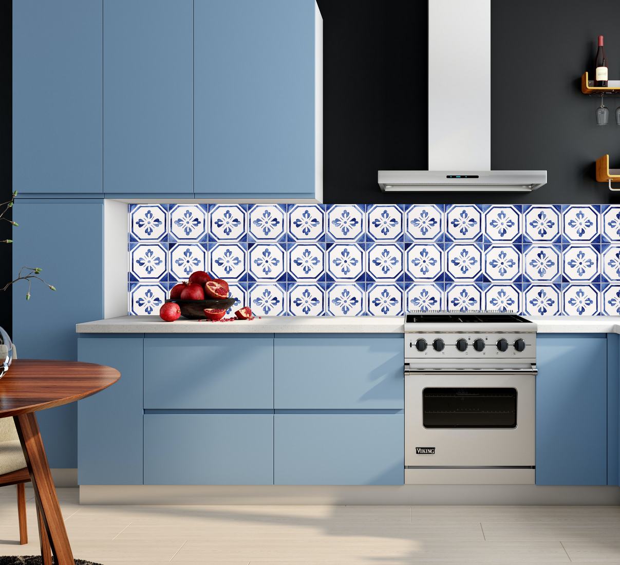 niebieska kuchnia i niebieskie kafle ręcznie malowane - fartuch kuchenny na ścianę gotowy!