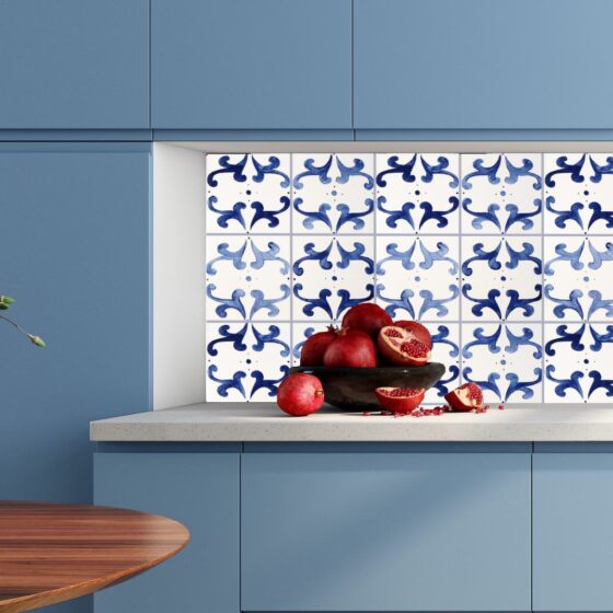 Kuchnia z ręcznie malowanymi kafelkami azulejos, niebieska