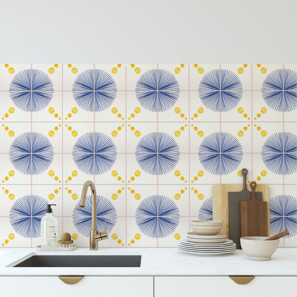 Geometryczne płytki azulejos w kuchni, żółto-niebieskie