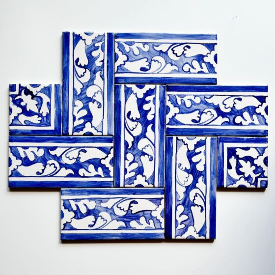 Prostokątne cegiełki z ręcznie malowanym niebieskim wzorem