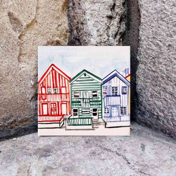 Kolorowe domki z Costa Nova namalowane na płytce ceramicznej