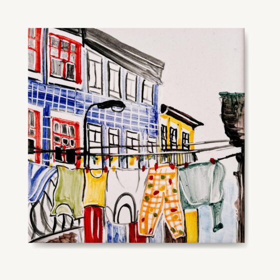 Pranie suszące się na ulicy w Porto - taki widok można napotkać na każdym kroku! Tutaj akurat na kafelku ceramicznym ręcznie malowanym