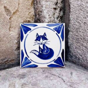 Niebieski lis namalowany na kafelku, zainspirowany Małym księciem