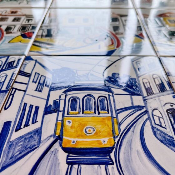 Żółty tramwaj linii 28 namalowany na kafelku ceramicznym