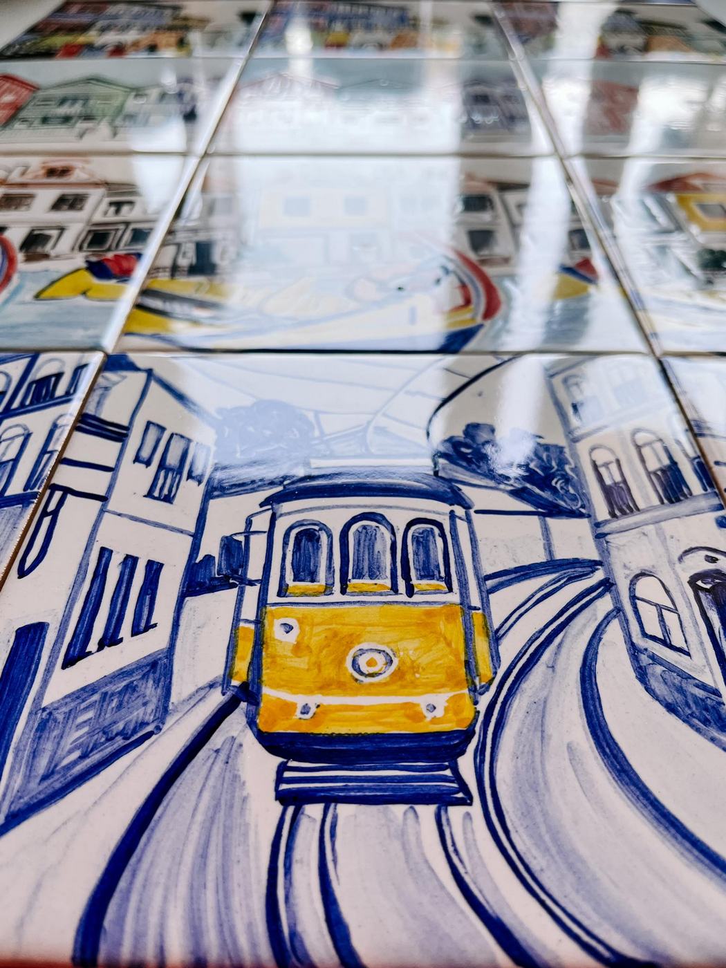 Żółty tramwaj linii 28 namalowany na kafelku ceramicznym