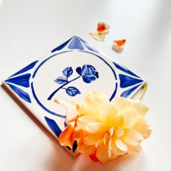 Róża namalowana na kafelku ceramicznym, niebieska ukochana Małego Księcia