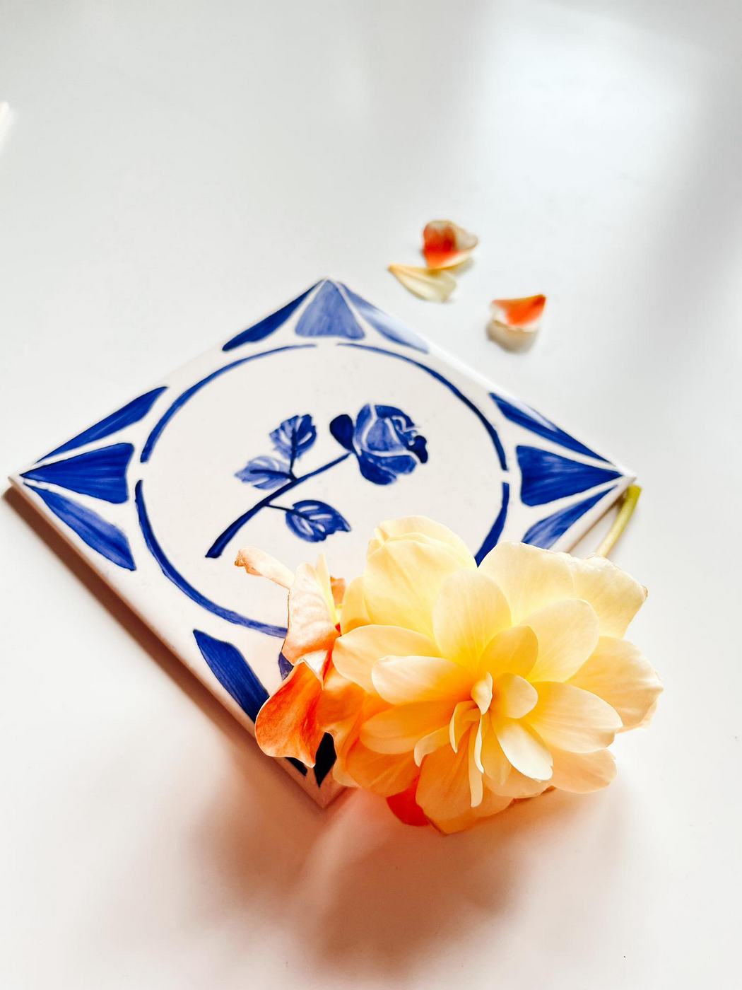 Róża namalowana na kafelku ceramicznym, niebieska ukochana Małego Księcia