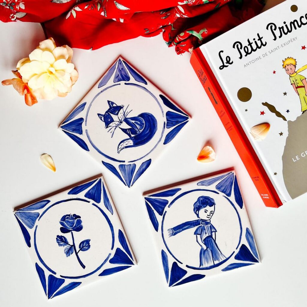 Kafelki ręcznie malowane na niebiesko z autorskimi ilustracjami do Małego Księcia