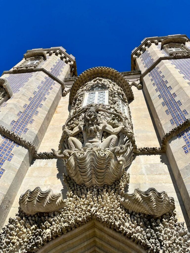 Tryton na fasadzie pałacu Pena