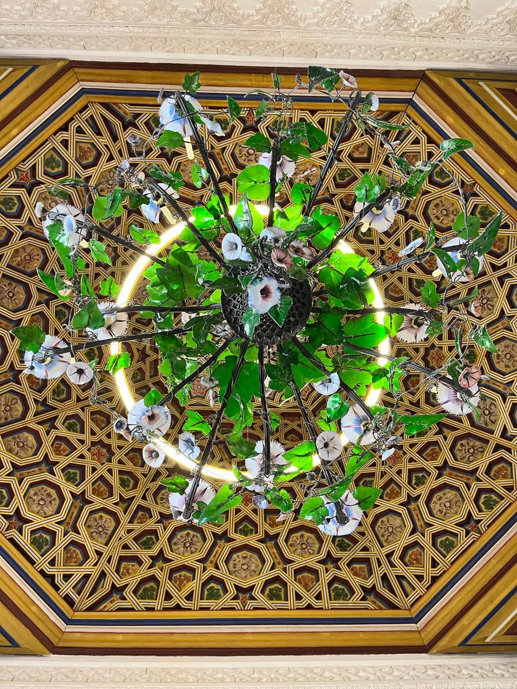Zielony żyrandol na suficie pałacu Pena