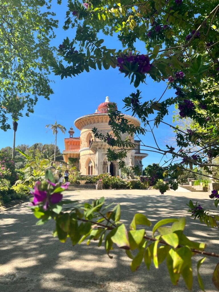 Widok na pałac Monserrate ukryty w pięknym ogrodzie Sintry