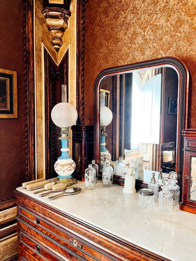 Komoda z wielkim lustrem w pałacu Pena