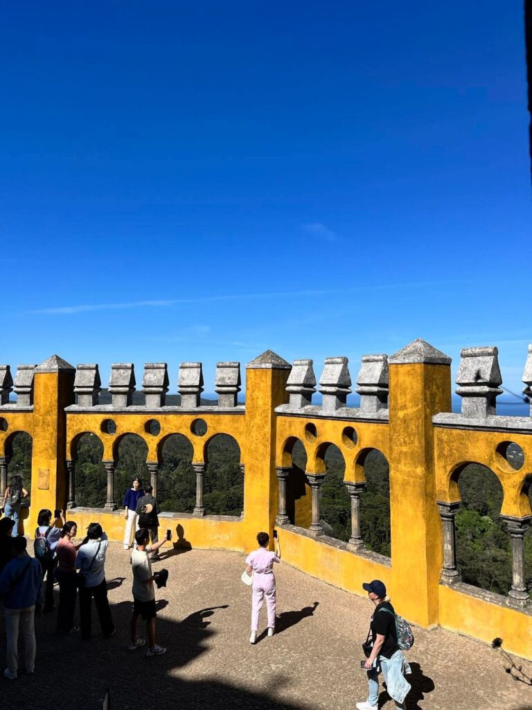 Taras w Pałacu Pena z widokiem na ocean