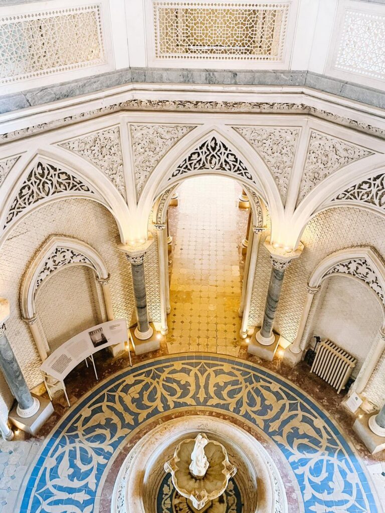 Ażurowe neoarabskie ściany w Monserrate