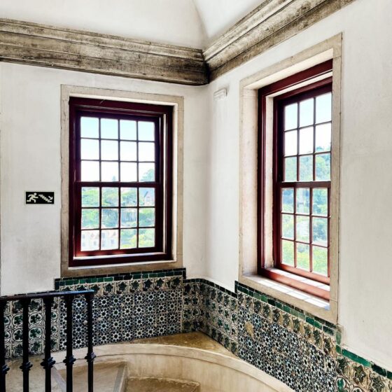 Klatka schodowa i azulejos w Sintrze