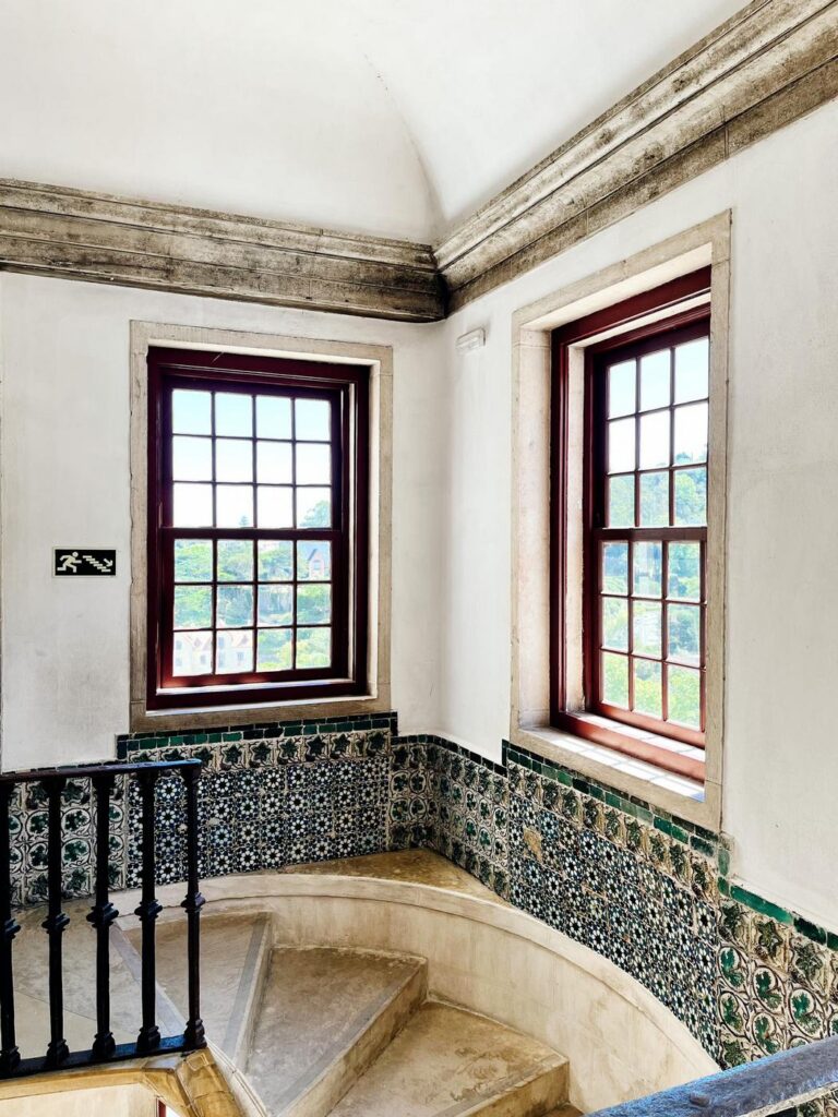 Klatka schodowa i azulejos w Sintrze