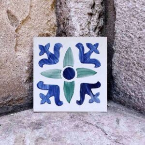 Płytka z ornamentem niebiesko-zielonym namalowana ręcznie