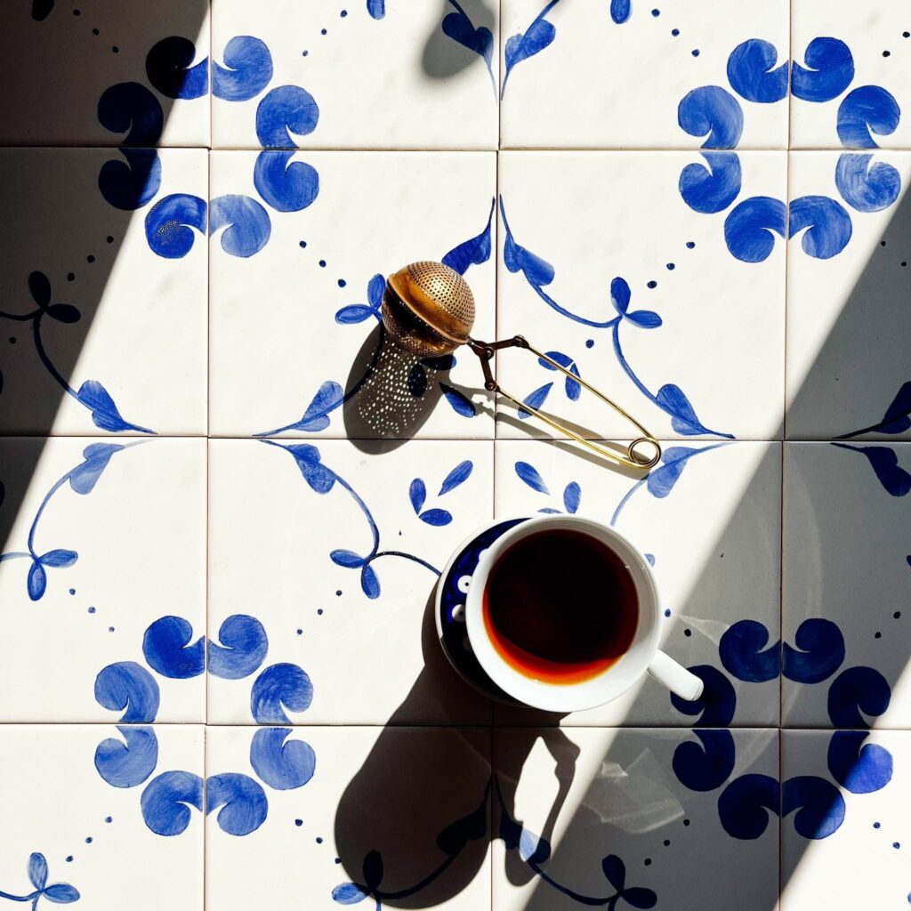 kafelki są też świetne na blaty stołów i na parapety