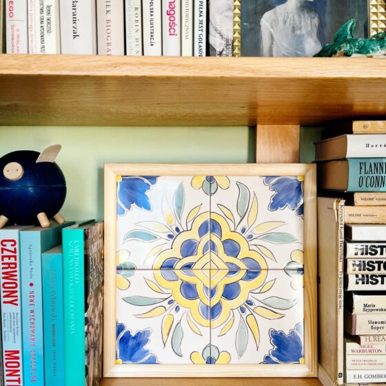Obrazek z azulejos w ramce, na półce, wzór Camelia
