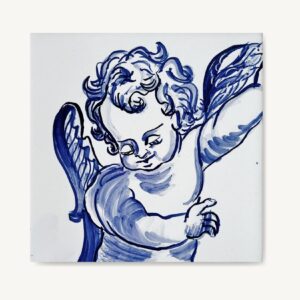 Niebieski pyzaty aniołek namalowany ręcznie na kafelku ceramicznym