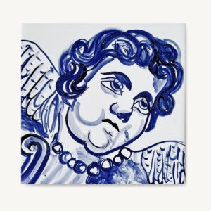 Anioł pyzaty namalowany na kafelku ceramicznym na niebiesko