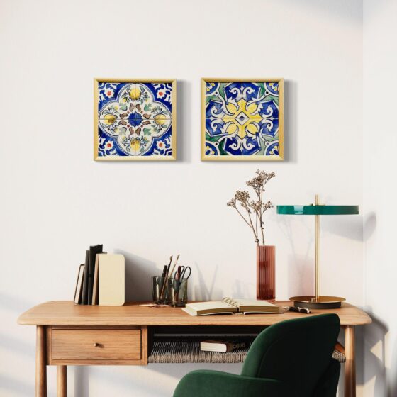 obrazki ceramiczne z kafli zawieszone nad biurkiem