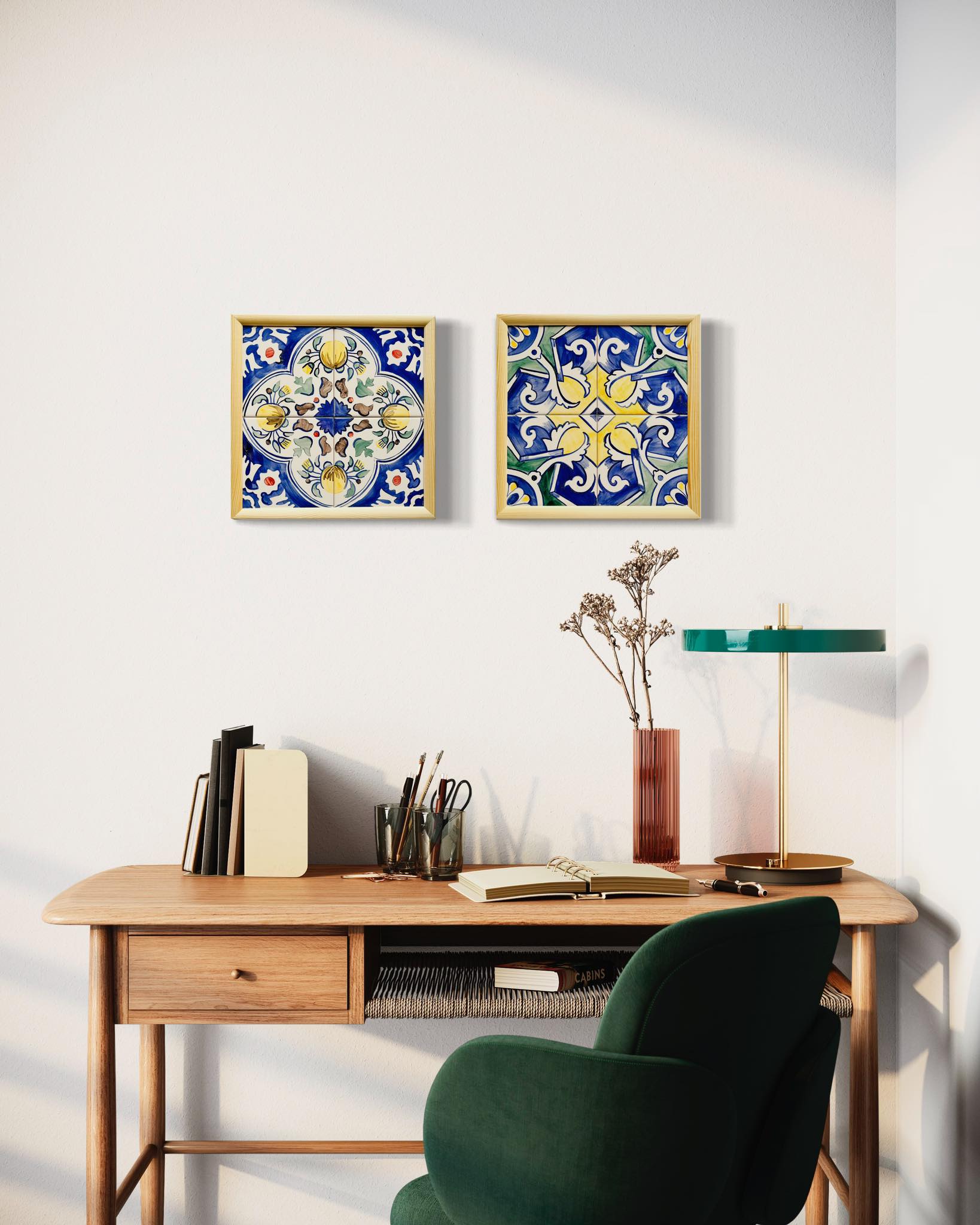 obrazki ceramiczne z kafli zawieszone nad biurkiem