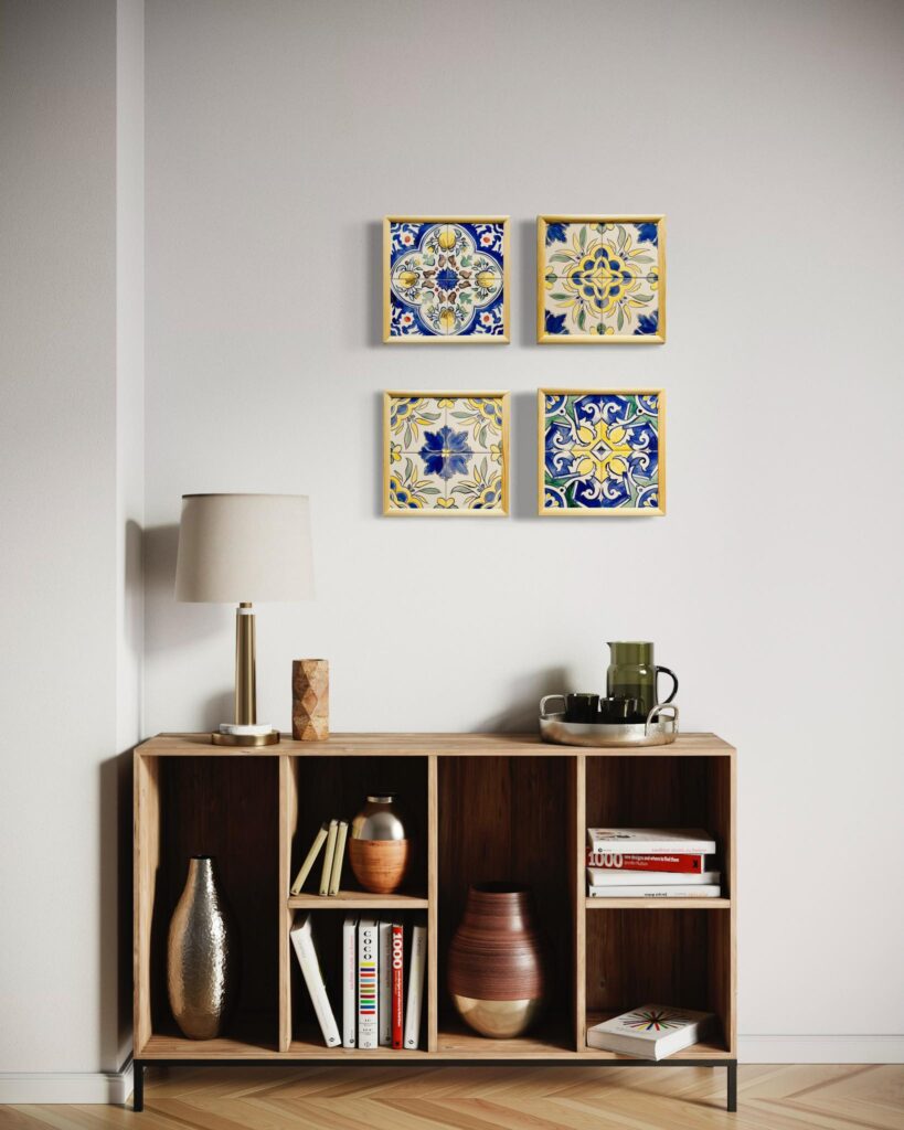 Obrazki ceramiczne na pustej ścianie w salonie