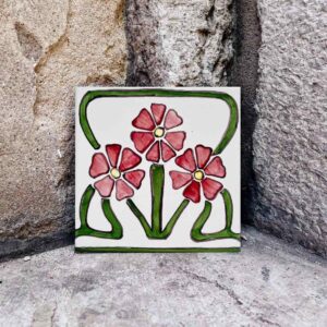 czerwone stylizowane kwiaty namalowane na kafelku