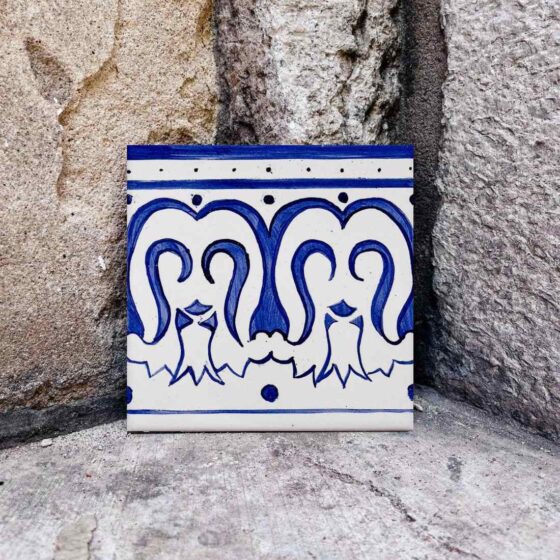 ręcznie malowany kafelek, który może być pięknym dekorem