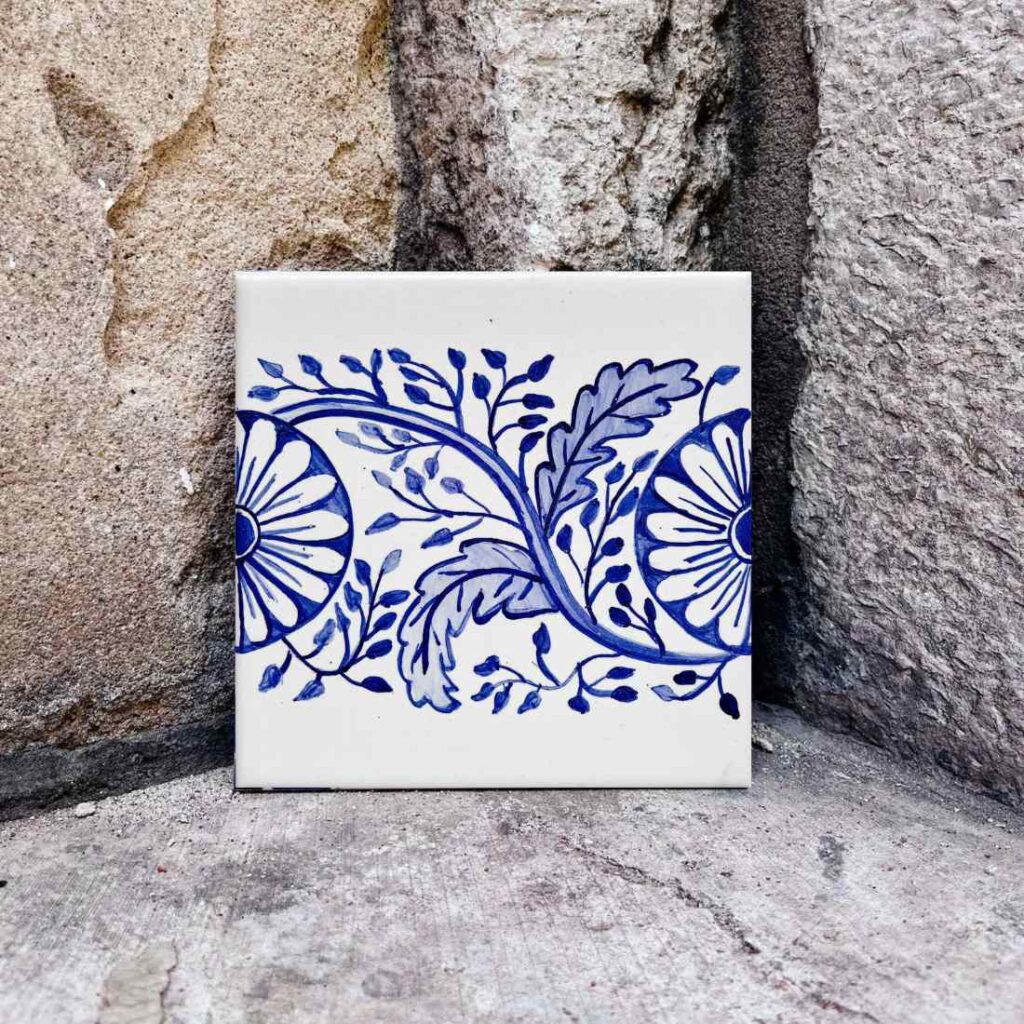 Delikatny wzór w błękitne kwiaty namalowany ręcznie na płytce ceramicznej