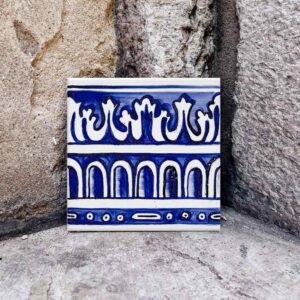 fragment ramy malowanej na kafelku