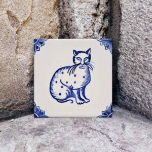 ręcznie namalowany kafelek z kotem w stylu delft