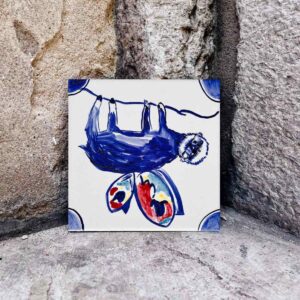 Leniwiec z motylimi skrzydłami namalowany na kafelku