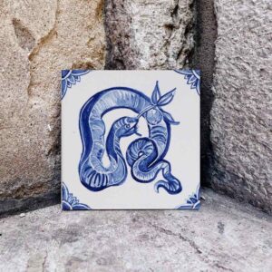 Niebieski wąż ręcznie namalowany na kafelku