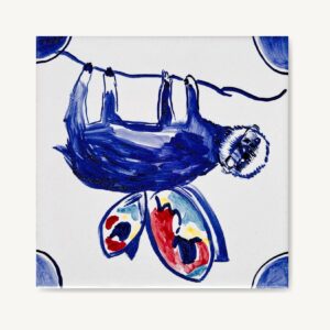 Leniwiec z motylimi skrzydłami namalowany na kafelku