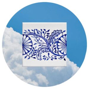 Delikatny wzór w błękitne kwiaty namalowany ręcznie na płytce ceramicznej