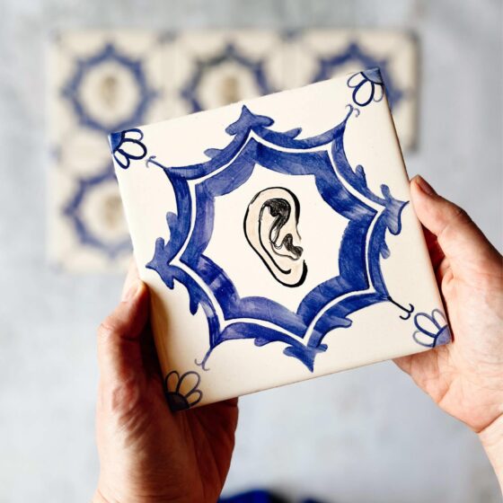 Som - kafelek ręcznie malowany z uchem