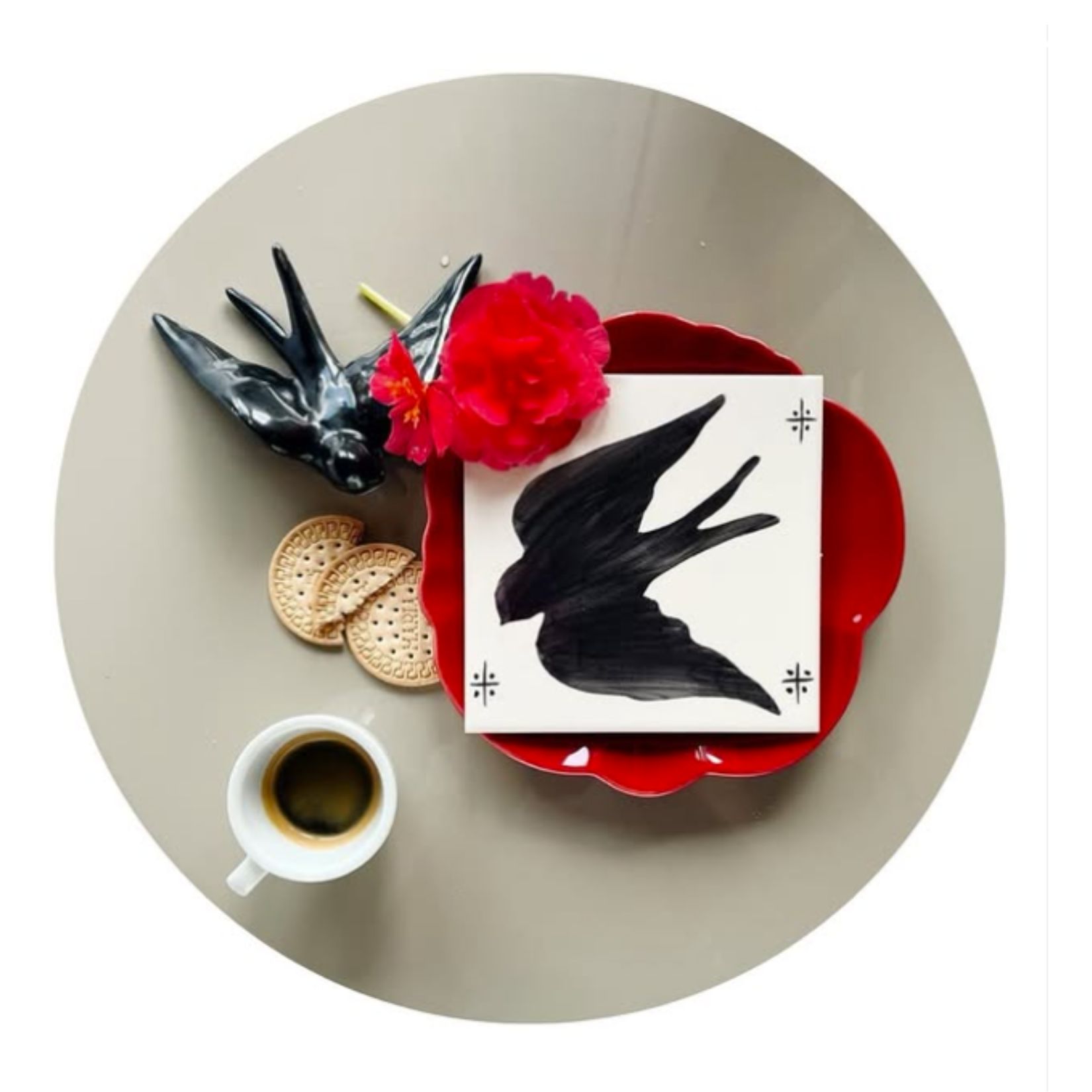 Kafelek z ręcznie namalowaną czarną jaskółką