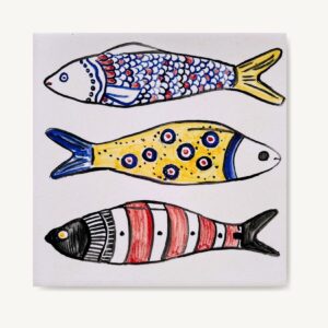 3 kolorowe sardynki namalowane na kafelku ceramicznym