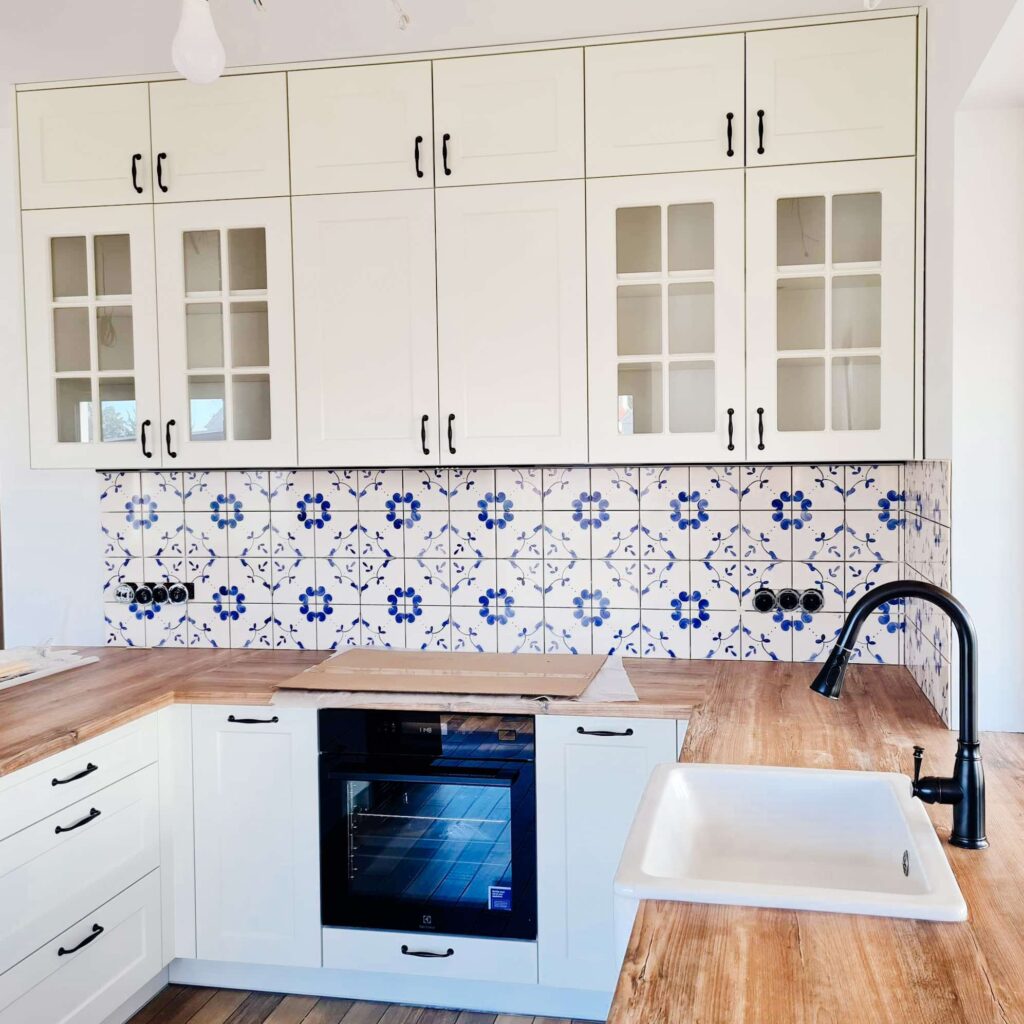 Fartuch kuchenny z ręcznie malowanymi kafelkami SOPRO