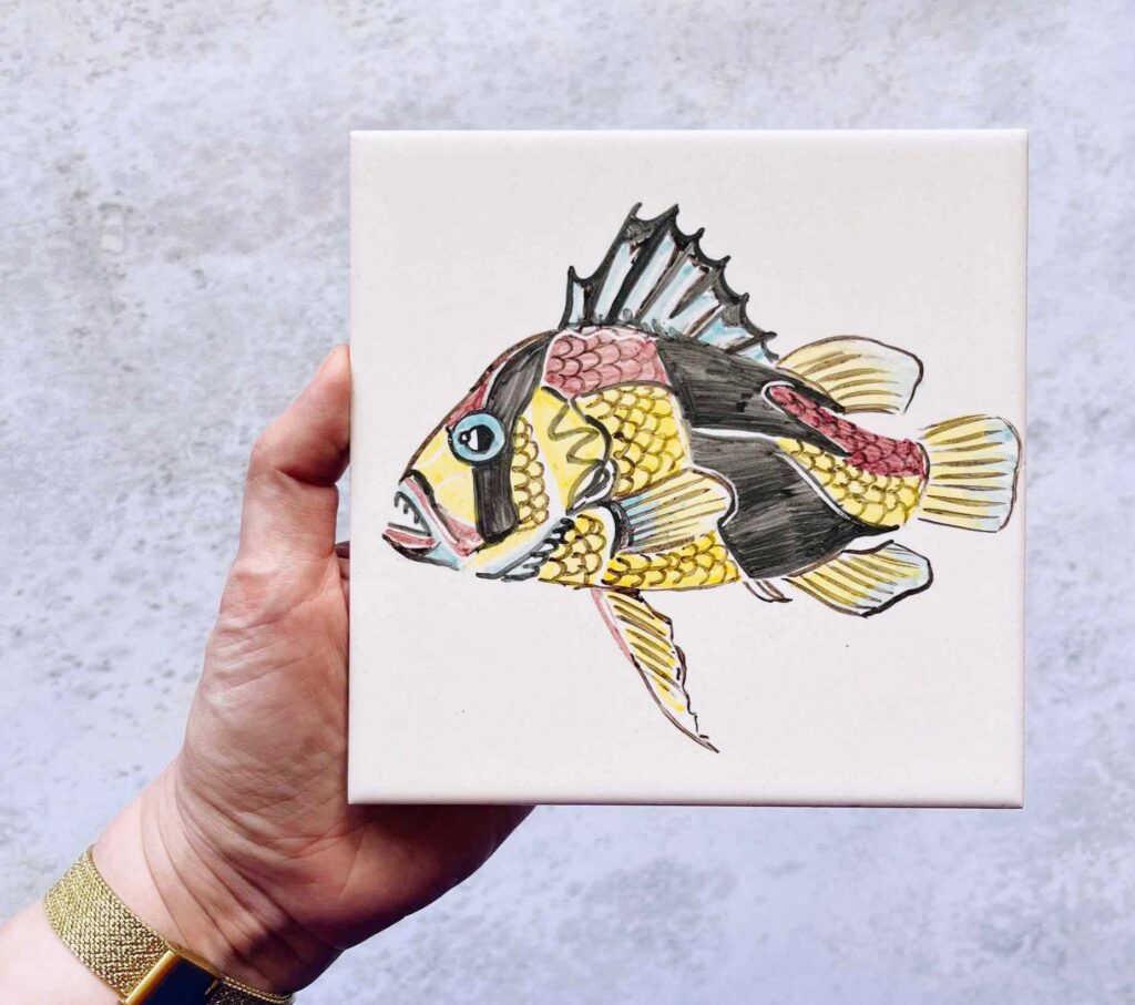 rybka kolorowa namalowana ręcznie na kafelku